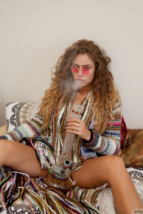 Hot babe Serina Cardoni smokes shisha & models charming body in different outfits - #27010