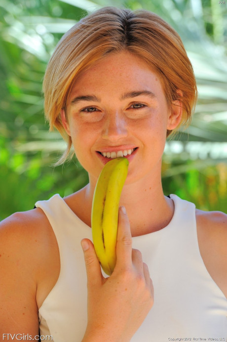 Lovely yummy amateur babe Jodi inserts Ben Wa balls and a banana into her pussy