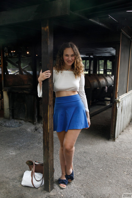 Stunning attractive babe Carrie Barber flashes an upskirt while flaunting her hot legs - #33640