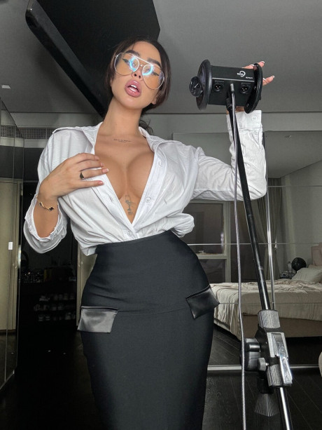Pretty curvy babe Samie Duchamp shows off her enormous titties & her great ass - #23711