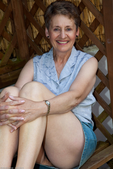 Short-haired old lady Dee strips naked & shows her monstrous butt in the garden - #12700