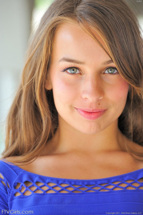 Sensational teenie babe Sofia flashes her pretty booty & vagina in public - #211579