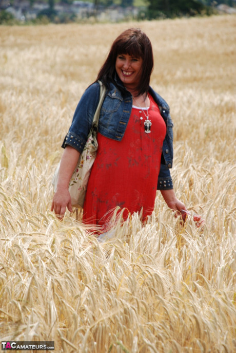 Mature British amateur Juicey Janey shows her boobies and twat in a field of wheat - #182383
