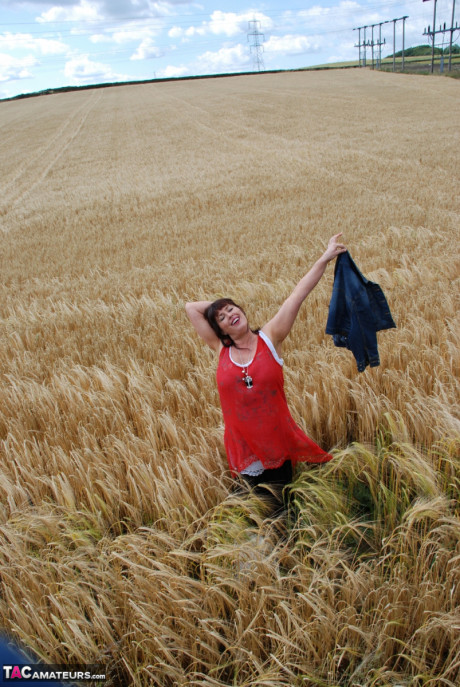 Mature British amateur Juicey Janey shows her boobies and twat in a field of wheat - #182385
