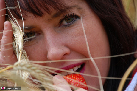 Mature British amateur Juicey Janey shows her boobies and twat in a field of wheat - #182390