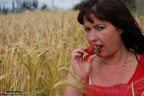 Mature British amateur Juicey Janey shows her boobies and twat in a field of wheat - #182395
