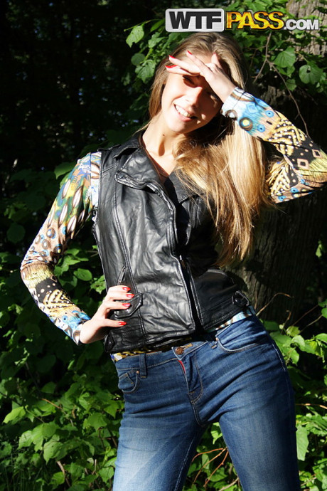 Slim amateur uncovers her small titties in blue jeans during homemade action - #266328