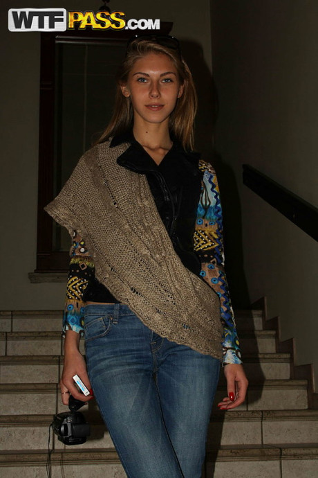 Slim amateur uncovers her small titties in blue jeans during homemade action - #266337