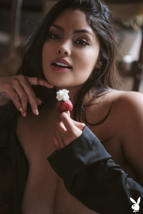 Sweet babe Jocelyn Corona shows her incredible pair of tits & behind