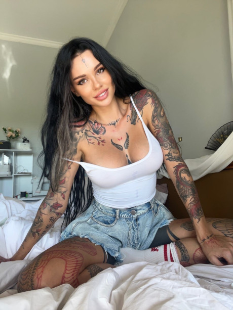 Pretty OnlyFans cam babe Sunny Free teases with her huge melons on her bed - #29480