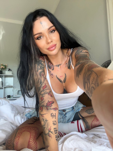 Pretty OnlyFans cam babe Sunny Free teases with her huge melons on her bed - #29481