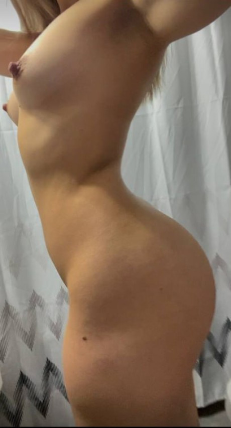 Curvy OnlyFans cam babe Emily Train shows her gigantic butt while taking nudes - #186092