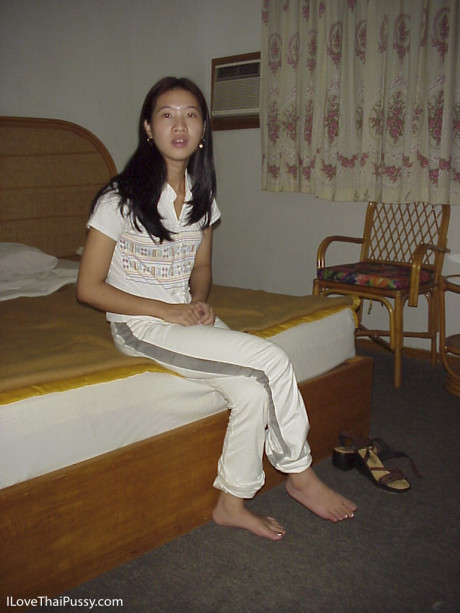 Nasty chinese babe taking off her clothes and posing on the bed - #211101
