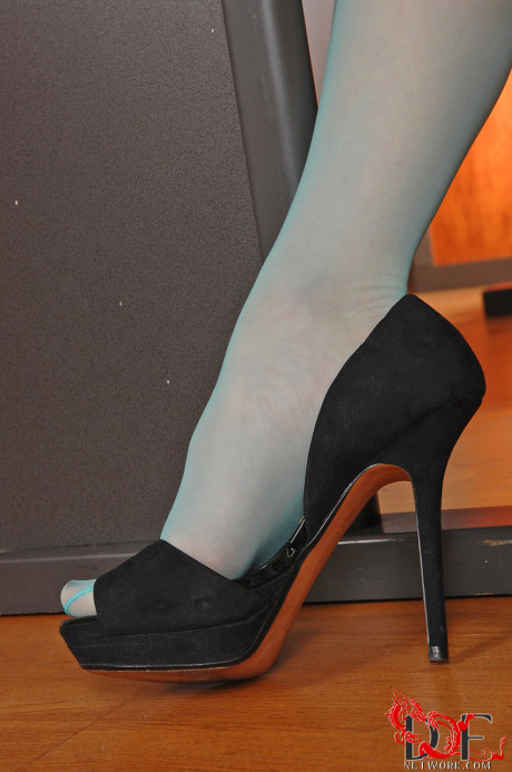 Hungarian sweety Kitty Cat gets her nylons stripped before giving a footjob - #242393