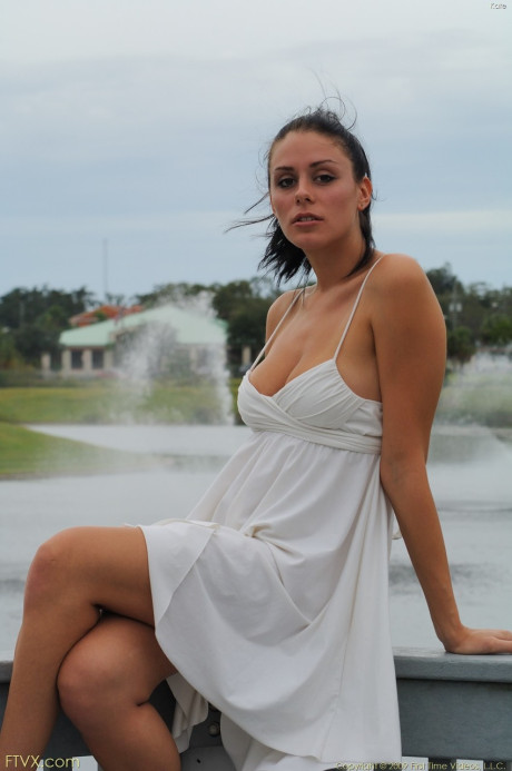 Glamour babe Kate does upskirting and flashes her pretty camel toe in public - #25570