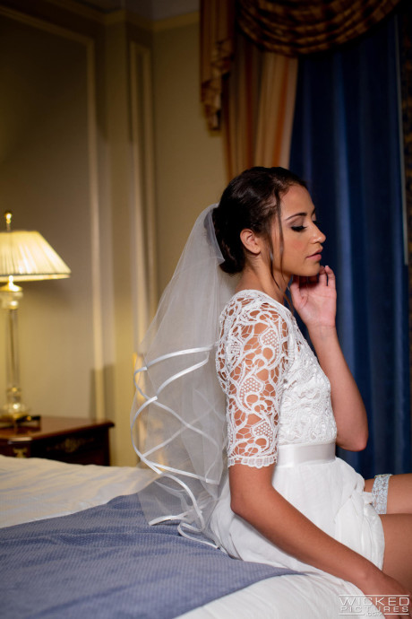 American beauty Avi Love loses her anal virginity on her honeymoon - #100475