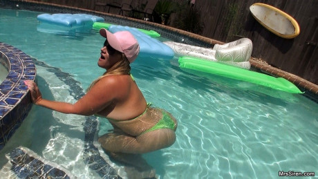 Attractive yellow-haired in sunglasses Dee Siren toys her juicy vagina in the pool - #95006