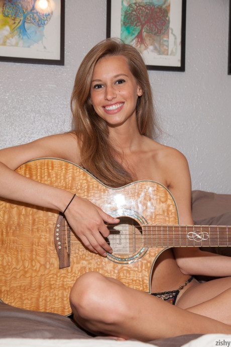 Delightful babe Geri Burgess plays the guitar & teases with her natural body #6325