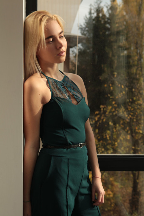 Charming yellow-haired Scarlet exposes her huge booty and natural titties in a solo - #31713