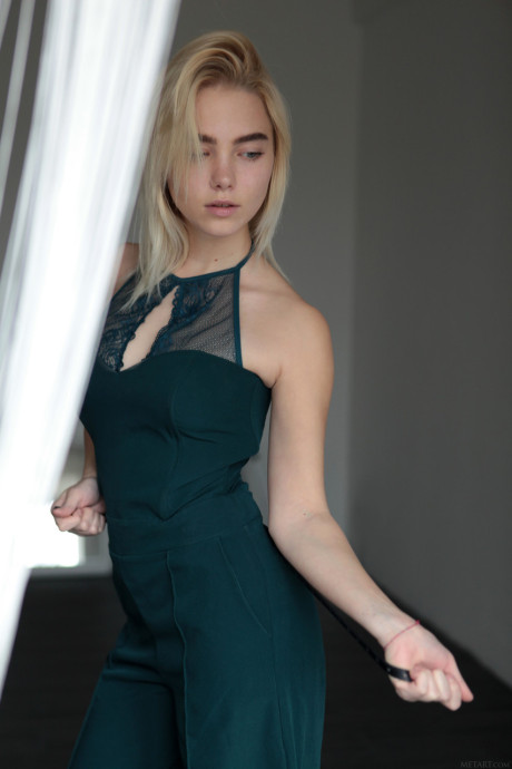 Charming yellow-haired Scarlet exposes her huge booty and natural titties in a solo - #31716
