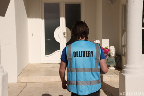 Hot MILF Lauren Phillips & her friends have naughty group sex with a delivery hubby man - #228408