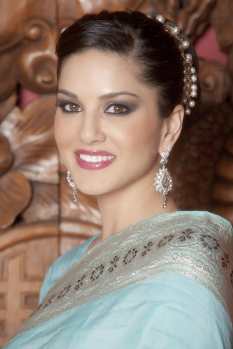 Classy MILF Sunny Leone takes off her Bollywood dress and bares big melons - #21100