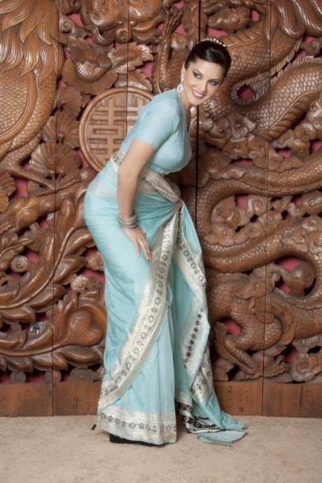 Classy MILF Sunny Leone takes off her Bollywood dress and bares big melons - #21102
