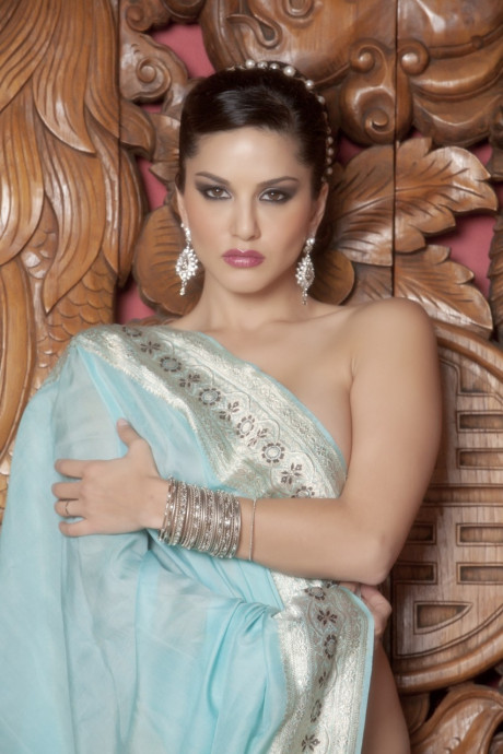 Classy MILF Sunny Leone takes off her Bollywood dress and bares big melons - #21108