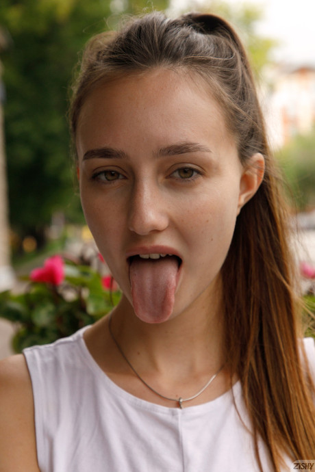 Amateur babe with a ponytail Ira Sedina loses her leggings & shows her booty - #165349