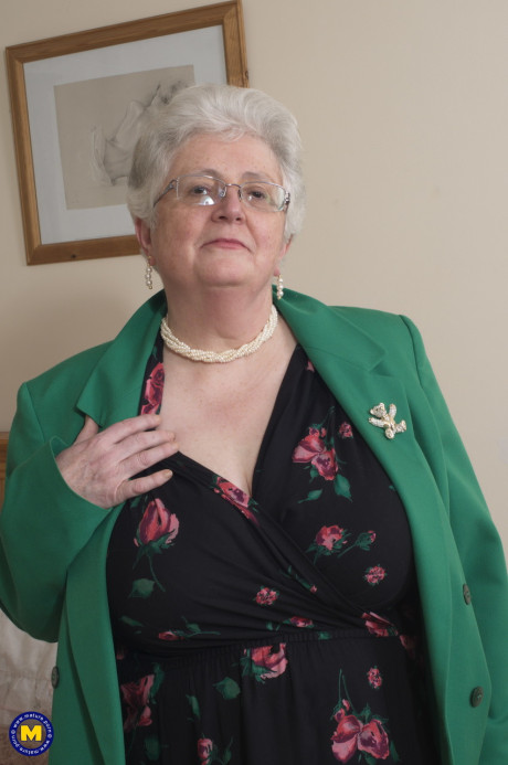 BBW old lady with glasses Caroline V strips to her underwear & masturbates - #58150