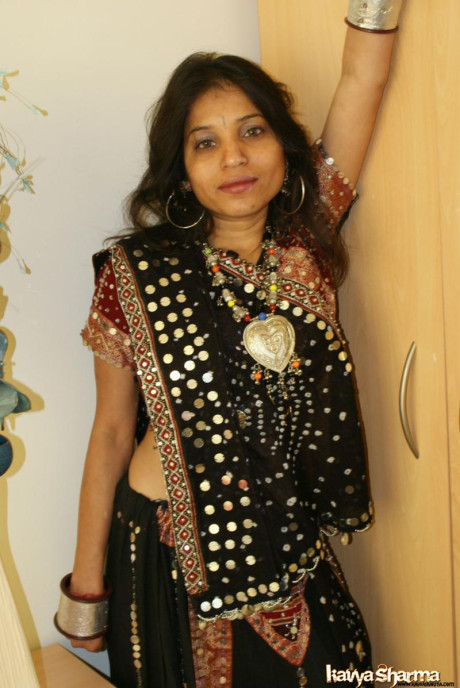 Indian MILF Kavya Sharma does away with traditional clothing to get undressed - #180218