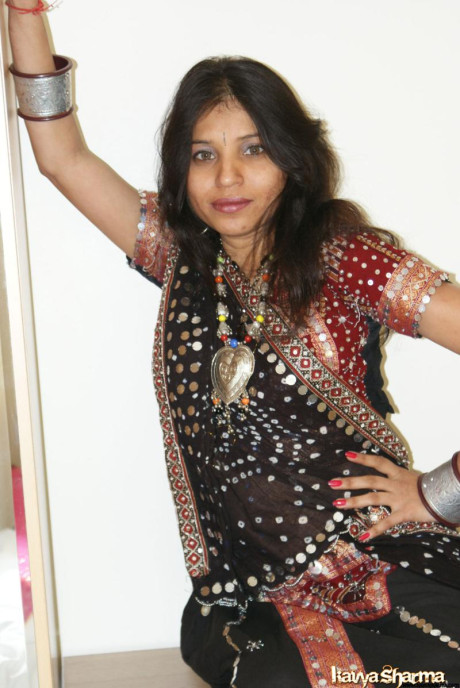 Indian MILF Kavya Sharma does away with traditional clothing to get undressed - #180219