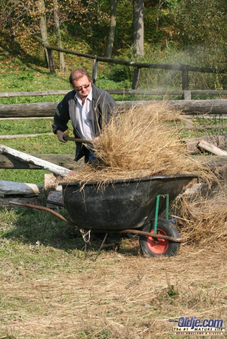 Horny lovers pauses their farm work for a quick fuck amid loose hay - #52041