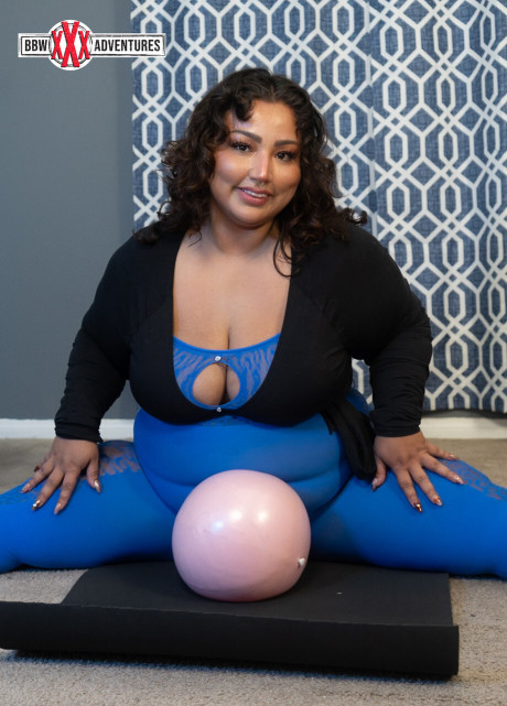 Horny transsexual fatty Peachie Garcia reveals her monstrous boobies and gets rammed - #251058