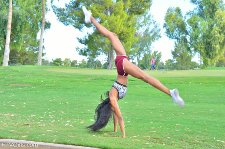 Sporty glamour babe Nia strips totally naked while jogging in public - #227989