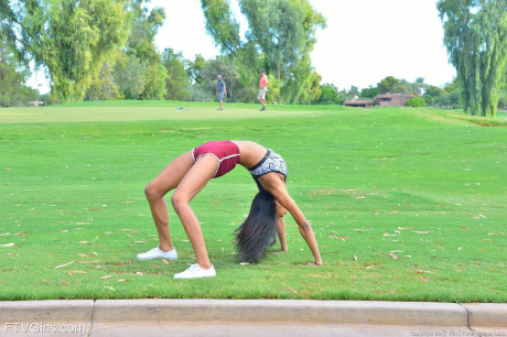 Sporty glamour babe Nia strips totally naked while jogging in public - #227990