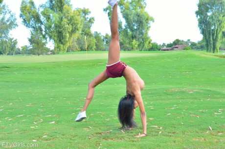 Sporty glamour babe Nia strips totally naked while jogging in public - #227994