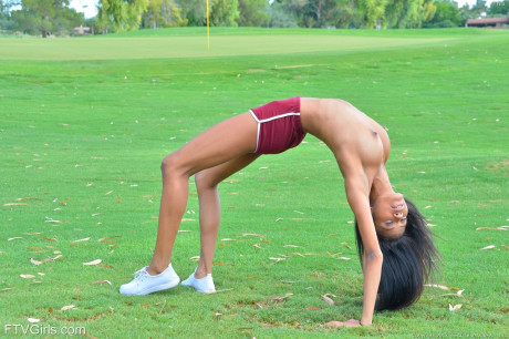 Sporty glamour babe Nia strips totally naked while jogging in public - #227995