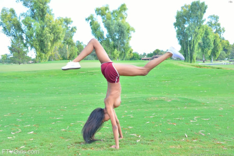 Sporty glamour babe Nia strips totally naked while jogging in public - #227996