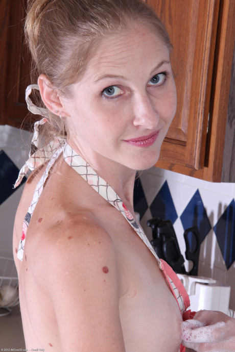 Leggy amateur MILF Beyla washing her hot vagina in the kitchenette sink - #96584