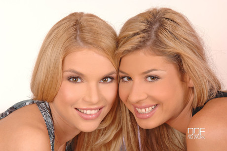 Look-alikes Summer and Victoria Tiffani play with each other's muff in nylons - #2889