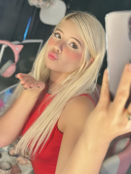 Blondie OnlyFans cam babe Yumi Bumsy flaunts her enormous butt in a sweet compilation - #116396