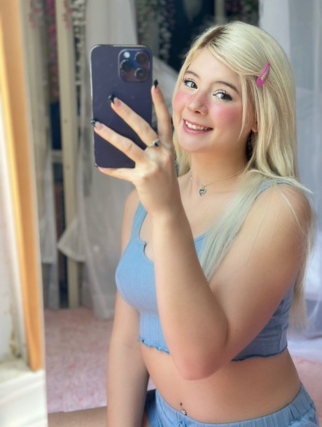 Blondie OnlyFans cam babe Yumi Bumsy flaunts her enormous butt in a sweet compilation - #116401