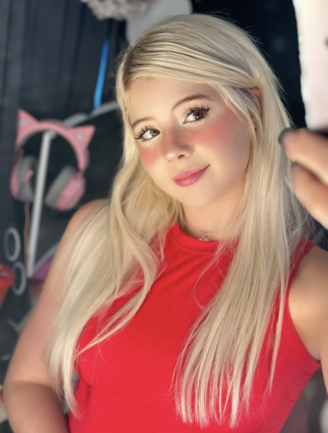 Blondie OnlyFans cam babe Yumi Bumsy flaunts her enormous butt in a sweet compilation - #116402