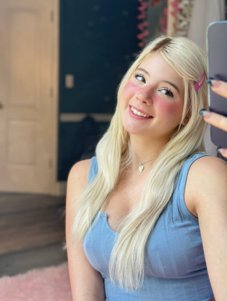 Blondie OnlyFans cam babe Yumi Bumsy flaunts her enormous butt in a sweet compilation - #116406