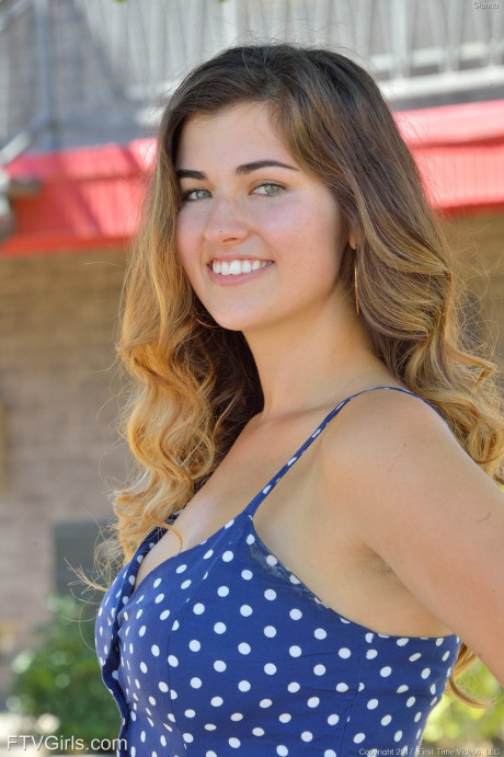 Smoking hot babe Gianna flashes her muff while posing pantyless in public #10770