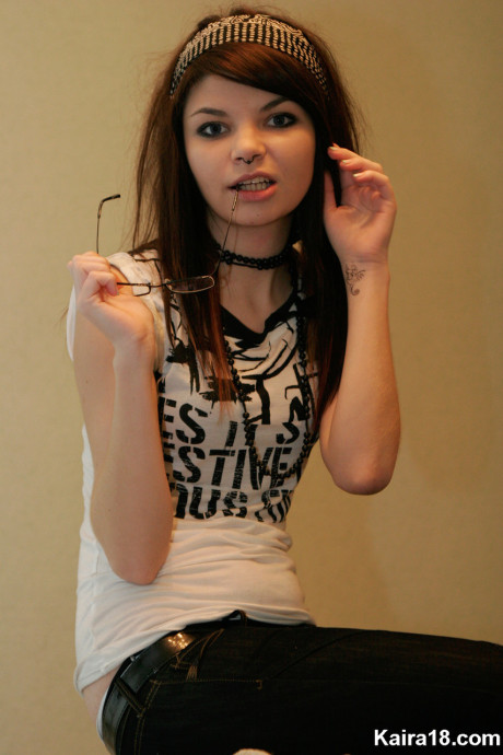 Solo lady girl girl Kaira 18 takes off her glasses while fully clothed - #200979