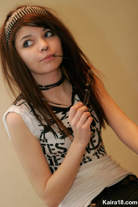 Solo lady girl girl Kaira 18 takes off her glasses while fully clothed - #200981