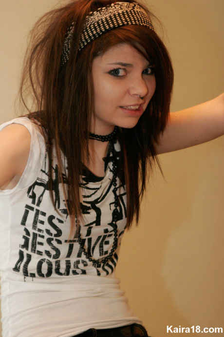 Solo lady girl girl Kaira 18 takes off her glasses while fully clothed