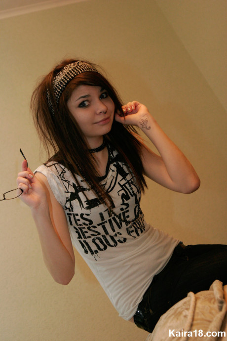 Solo lady girl girl Kaira 18 takes off her glasses while fully clothed - #200983